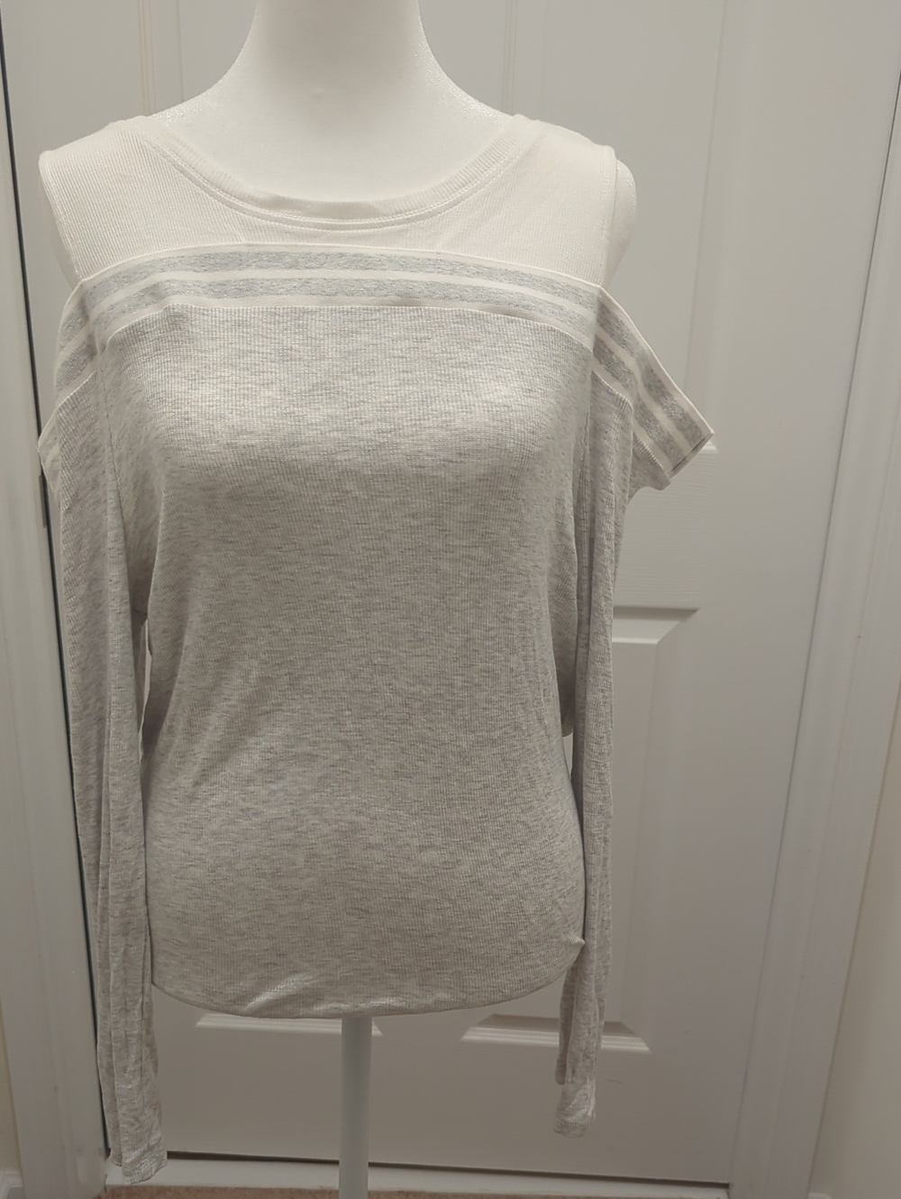 INC International Concepts Light Gray Cold-Shoulder Long Sleeve Top